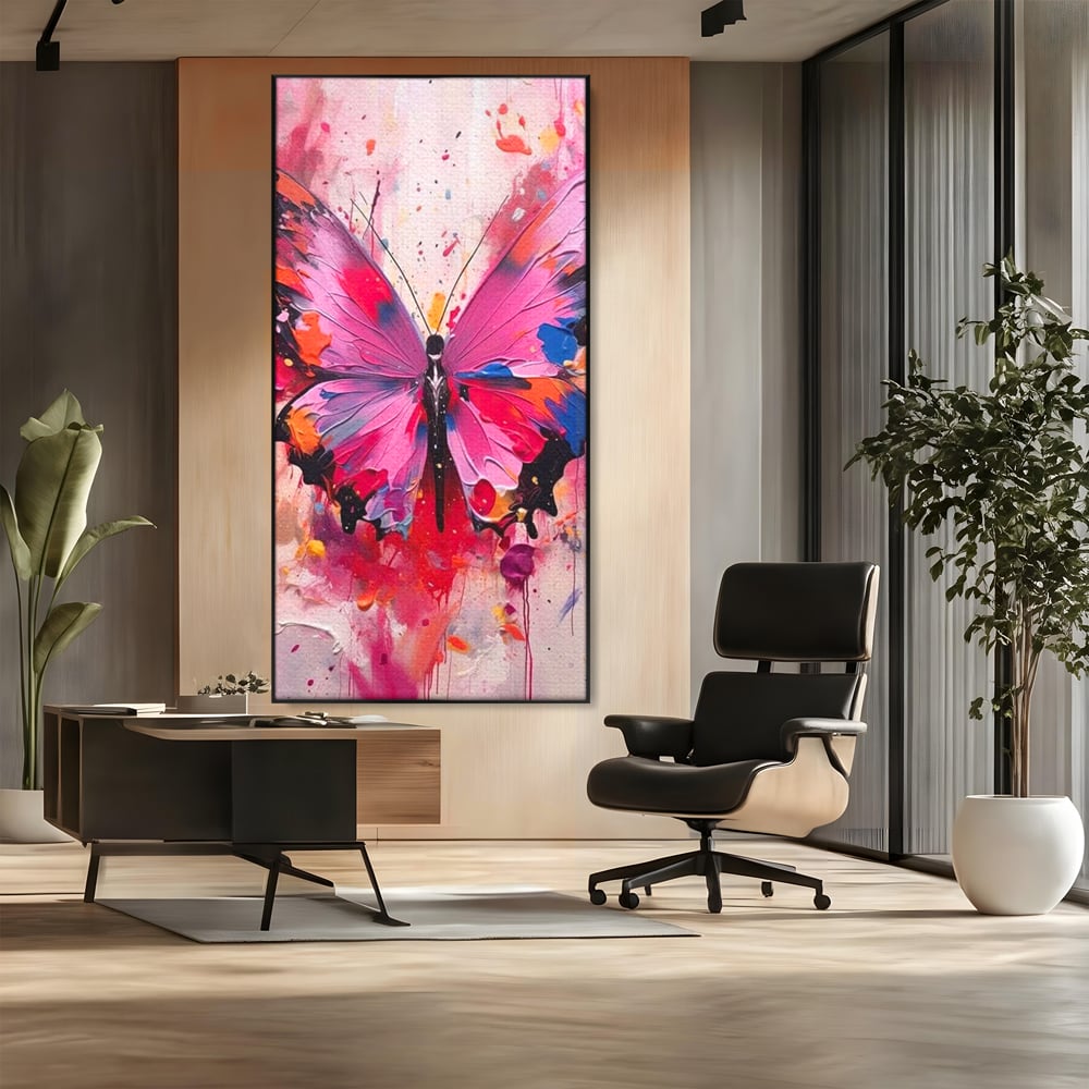 Tablou canvas cu pictura digitala cu fluture roz, in rama de aluminiu negru, pe perete intr-un birou